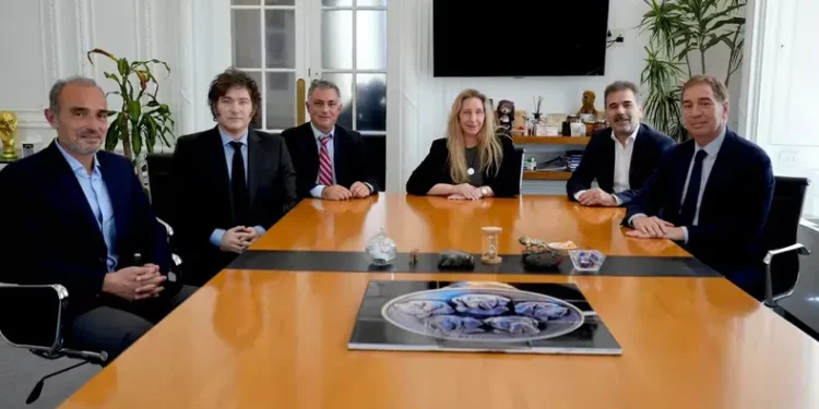 Santilli y Ritondo reciben a Pareja en reunión LLA-PRO