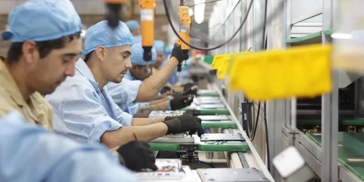 Impacto económico en marzo: Salario real cae, empleos se pierden.