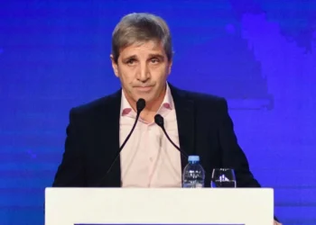 Gobierno ajusta tarifas: Luz y gas más caras con Caputo.