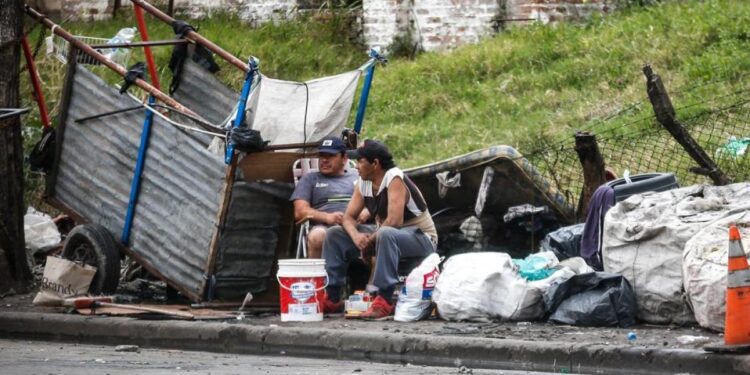Según consultoras, la pobreza volvió a descender.