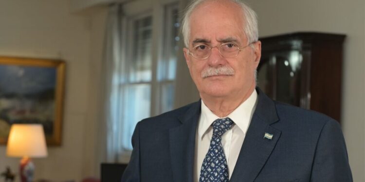 Sociedad de pie por unidad peronista: Taiana.