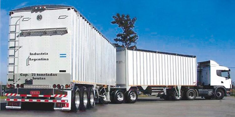 Logística de bitrenes revoluciona y ayuda a la industria.