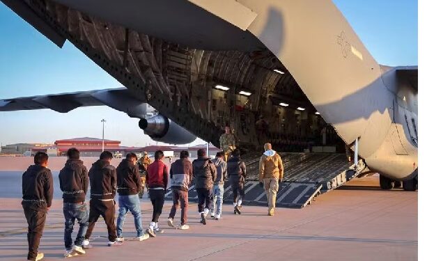 Deportación masiva: Primer vuelo arriba a Ezeiza.