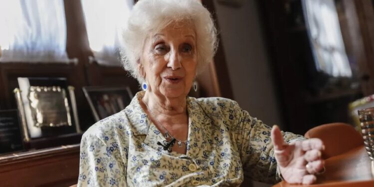 Hospitalizan a Estela de Carlotto en La Plata.