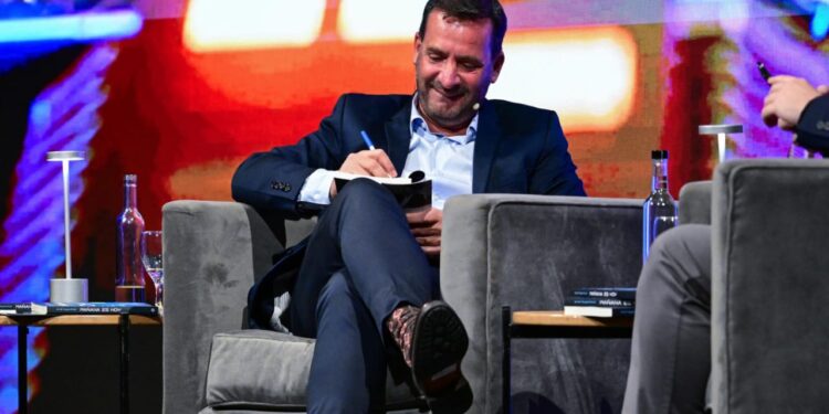 Ariel Sujarchuk presentó su libro “Mañana es Hoy”, un análisis que enfatiza la necesidad de formar una ciudadanía inteligente capaz de convivir, interactuar y producir con la IA