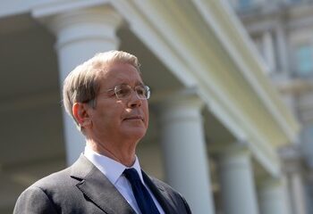 Milei recibe auxilio: Bessent y Caputo en la recta final.