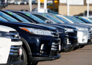 La política y la economía afectan la financiación de vehículos.