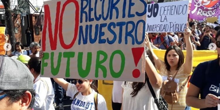 Universitarios alertan: 44% de pérdida salarial