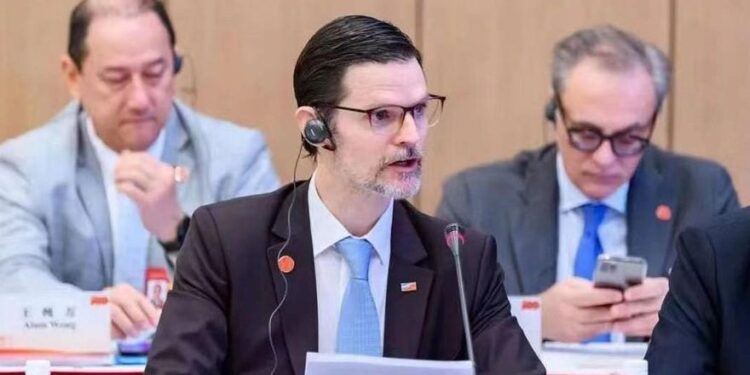 El embajador Vaca Narvaja criticó el pacto comercial de EE. UU.