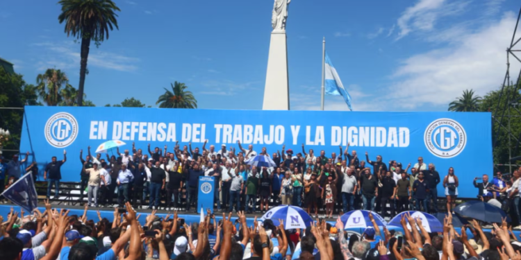 Aprobación en jaque por la ofensiva de la CGT.