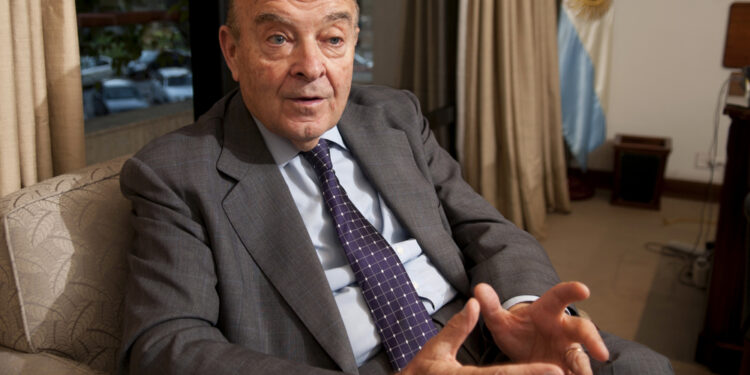 La propuesta de Cavallo: re-monetizar la economía contra el plan Milei.