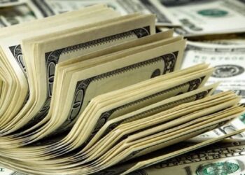 El dólar oficial continúa cayendo y se acerca a los $1.400.