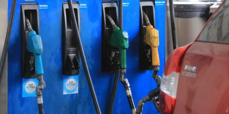 Parte de la suba del combustible, en stand-by por decisión oficial.