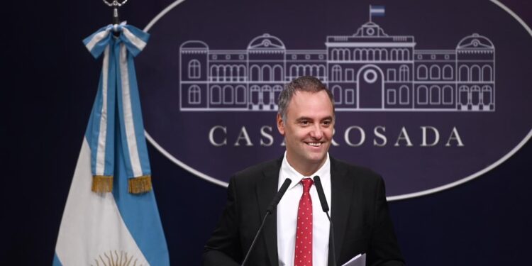 Manuel Adorni adquiere un departamento en Caballito por USD 230.000, financiado mayormente por dos jubiladas