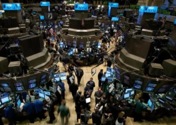 Acciones energéticas argentinas se destacan en Wall Street, mientras bancos y tecnológicas enfrentan caídas