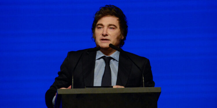 Milei critica a empresarios, periodistas y opositores durante homenaje a Adam Smith