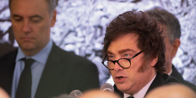 Milei respalda a Adorni y busca retomar la agenda política en medio de la presión opositora