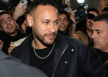 Neymar llega a Argentina para enfrentar a San Lorenzo con Santos, recibiendo el cariño de los aficionados en su hotel