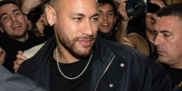Neymar llega a Argentina para enfrentar a San Lorenzo con Santos, recibiendo el cariño de los aficionados en su hotel