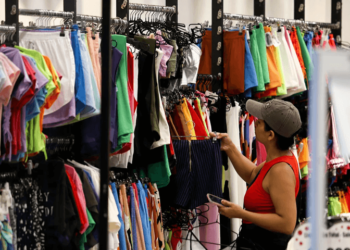 El consumo sigue en rojo: las ventas minoristas registraron una baja del 3,2% interanual en abril.