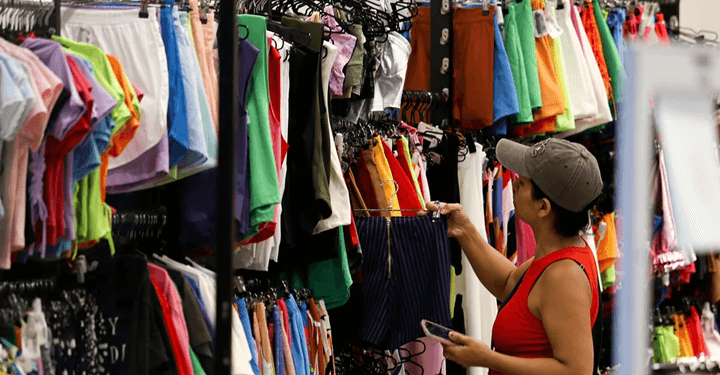 El consumo sigue en rojo: las ventas minoristas registraron una baja del 3,2% interanual en abril.