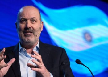 Sturzenegger Defiende a Adorni y Celebra la Reducción de la Inflación