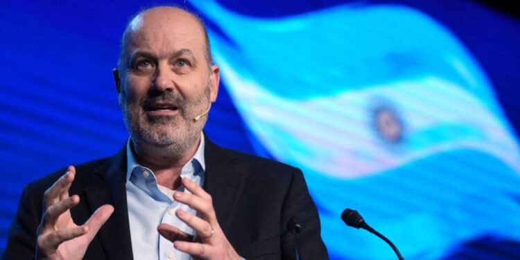Sturzenegger Defiende a Adorni y Celebra la Reducción de la Inflación
