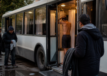 El innovador proyecto que transforma autobuses en duchas para personas sin hogar
