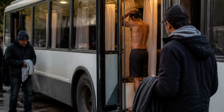 El innovador proyecto que transforma autobuses en duchas para personas sin hogar