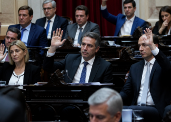 El oficialismo busca aprobar modificaciones en Zona Fría y contrarrestar la interpelación a Adorni