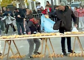 Avellaneda: un evento gastronómico con un sándwich de 700 metros termina en descontrol