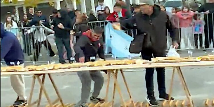 Avellaneda: un evento gastronómico con un sándwich de 700 metros termina en descontrol