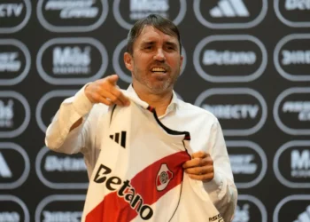 Eduardo Coudet enfrenta la presión de los hinchas de River: decisiones cuestionadas y la ausencia de la medalla de subcampeón