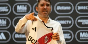 Eduardo Coudet enfrenta la presión de los hinchas de River: decisiones cuestionadas y la ausencia de la medalla de subcampeón