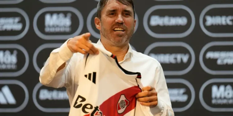 Eduardo Coudet enfrenta la presión de los hinchas de River: decisiones cuestionadas y la ausencia de la medalla de subcampeón
