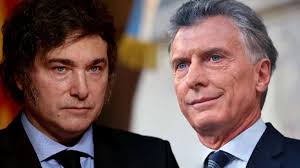 Javier Milei intensifica sus críticas hacia Mauricio Macri, calificando el reperfilamiento de la deuda como ‘una estafa’