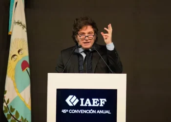 Javier Milei Defiende su Plan Económico en el Congreso Anual del IAEF