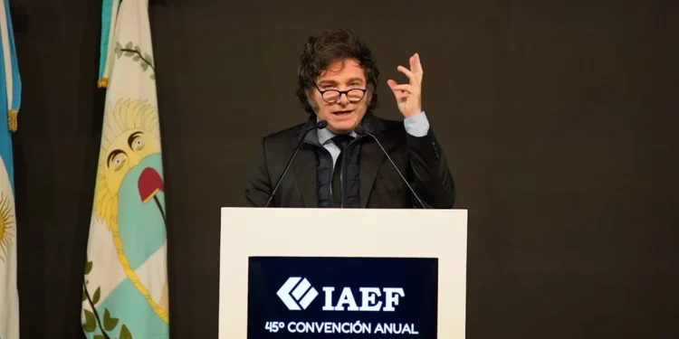 Javier Milei Defiende su Plan Económico en el Congreso Anual del IAEF