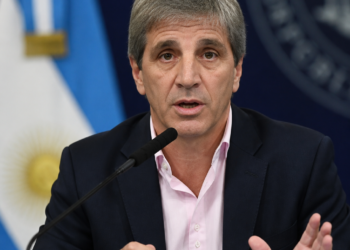 Caputo resalta la competencia de monedas y afirma que se permitirá la libre circulación de pesos y dólares