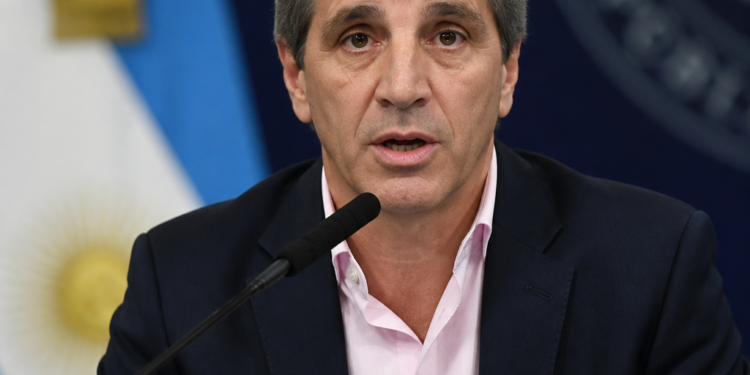 Caputo resalta la competencia de monedas y afirma que se permitirá la libre circulación de pesos y dólares