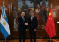 Luis Caputo se reunió con la Cámara Argentino-China mientras se renegocia el swap