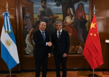 Luis Caputo se reunió con la Cámara Argentino-China mientras se renegocia el swap