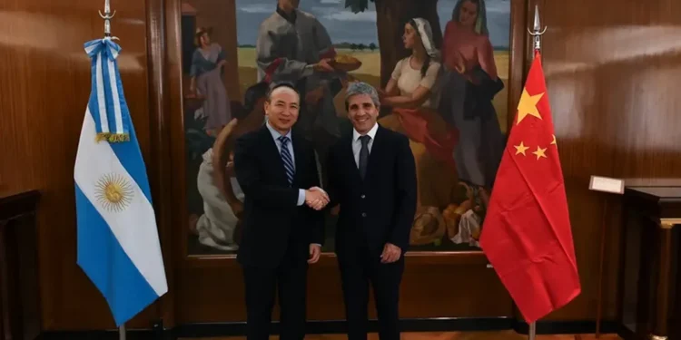 Luis Caputo se reunió con la Cámara Argentino-China mientras se renegocia el swap