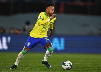 Neymar preparado para enfrentar a Escocia con Brasil