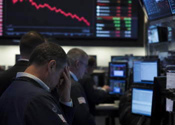 Nueva caída en mercados, el riesgo país supera los 500 puntos