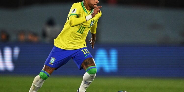 Neymar preparado para enfrentar a Escocia con Brasil