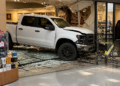 Una camioneta de exhibición provoca daños en un supermercado tras ponerse en marcha