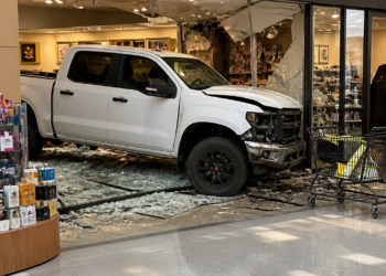 Una camioneta de exhibición provoca daños en un supermercado tras ponerse en marcha