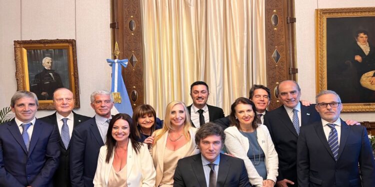 El Gobierno intenta desvincular la imagen de Javier Milei del caso Adorni y centrar la atención en la gestión económica