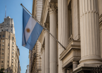 El Gobierno autorizó la emisión de deuda por USD 5.000 millones con respaldo de organismos internacionales